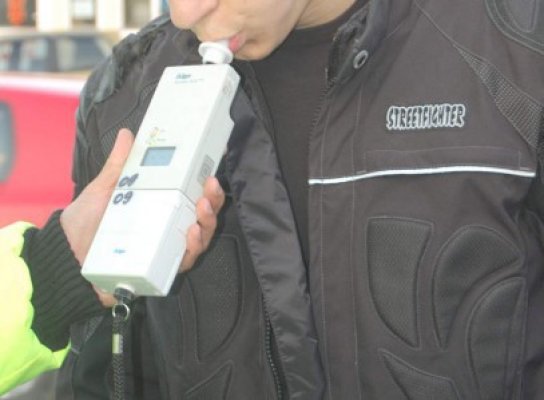 Bărbatul care conducea beat un microbuz de pasageri şi a provocat un accident a fost reţinut